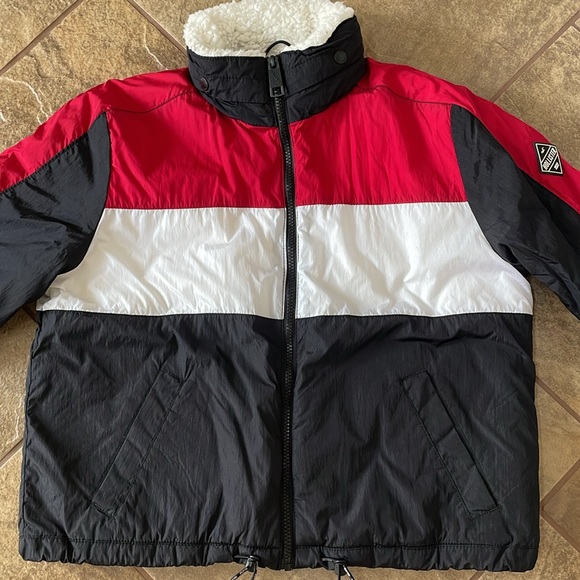 + HOLLISTER + Cropped Puffer Jacket - Picture 3 of 13